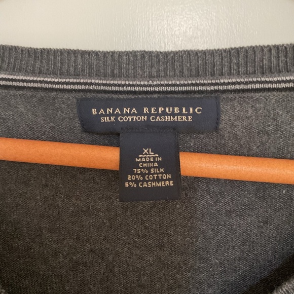 Banana Republic Men's Dark Gray V-Neck Sweater - Picture 2 of 4